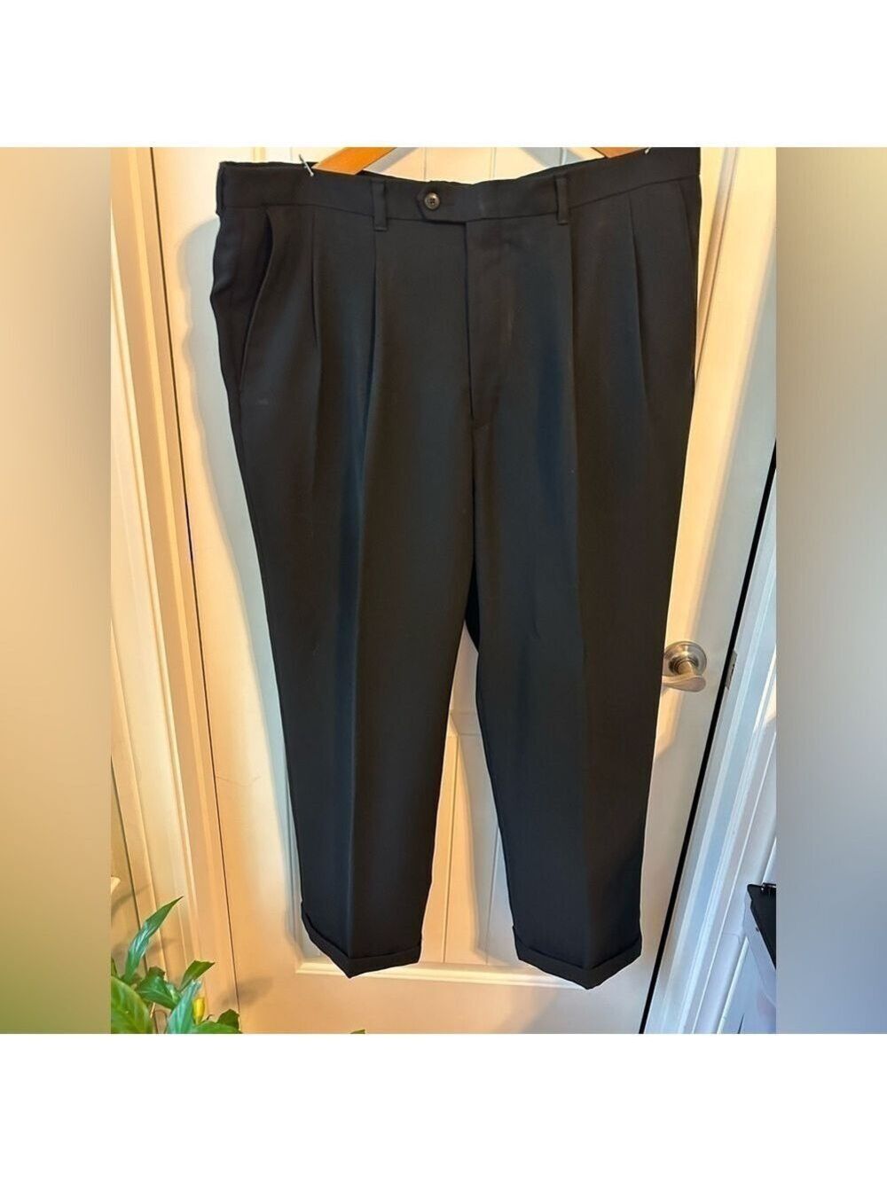 Dockers Golf, Black Trousers. Pleated, Relaxed Fit, Cuffed at hem Size 38x32